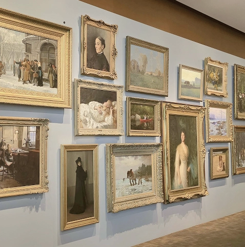 Un mur du Musée des Beaux-Arts avec des peintures